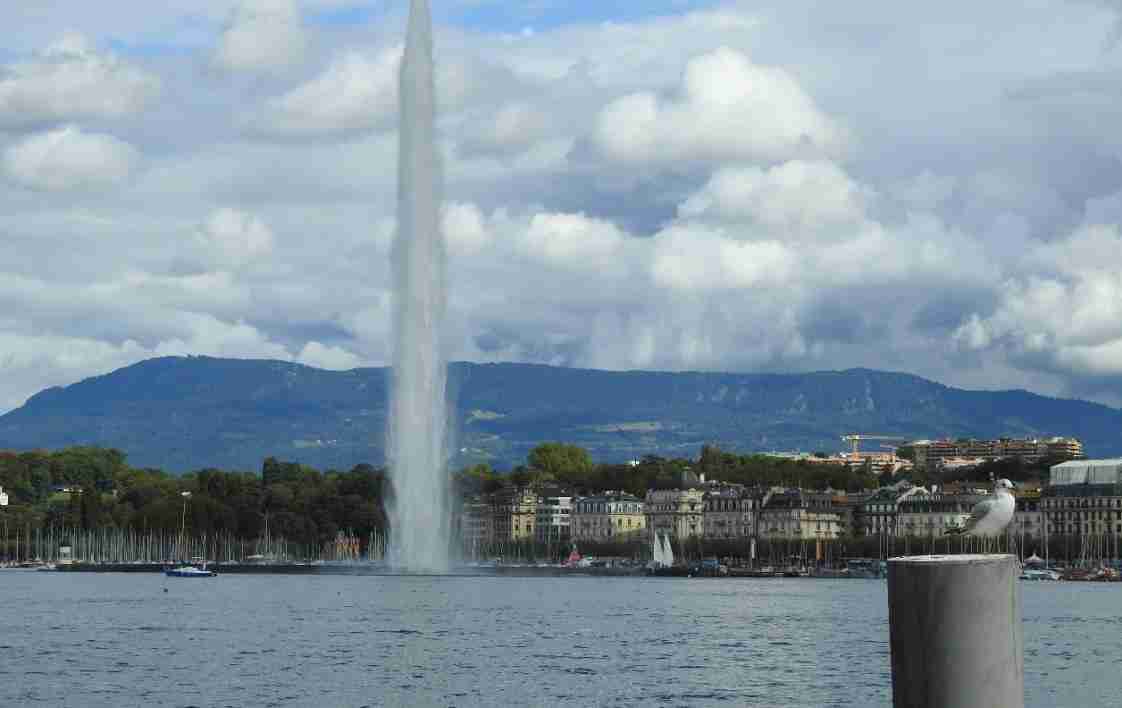 BFM Business - En Suisse, on peut se faire livrer du cash en même temps que son repas